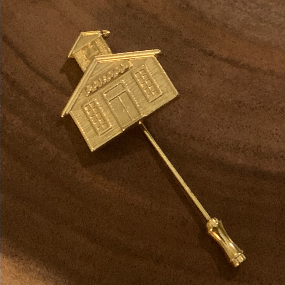 📚💕🏫 Vintage Gold Tone School House Hat Stick pin Stickpin